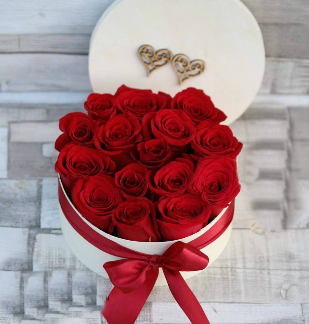 Cutie cu trandafiri rosii