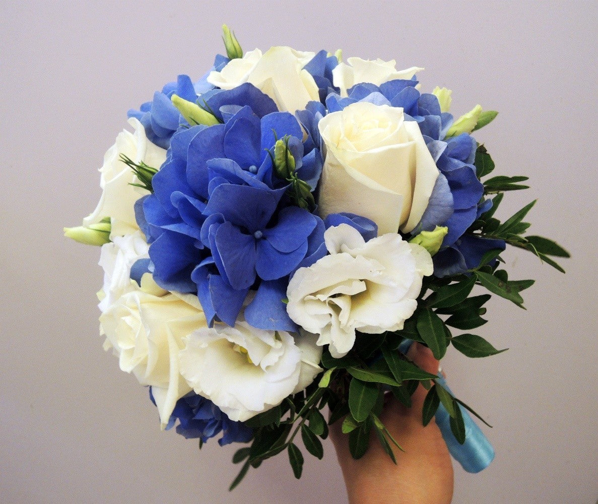 Buchet de mireasa albastru cu hortensie, trandafiri si frezie