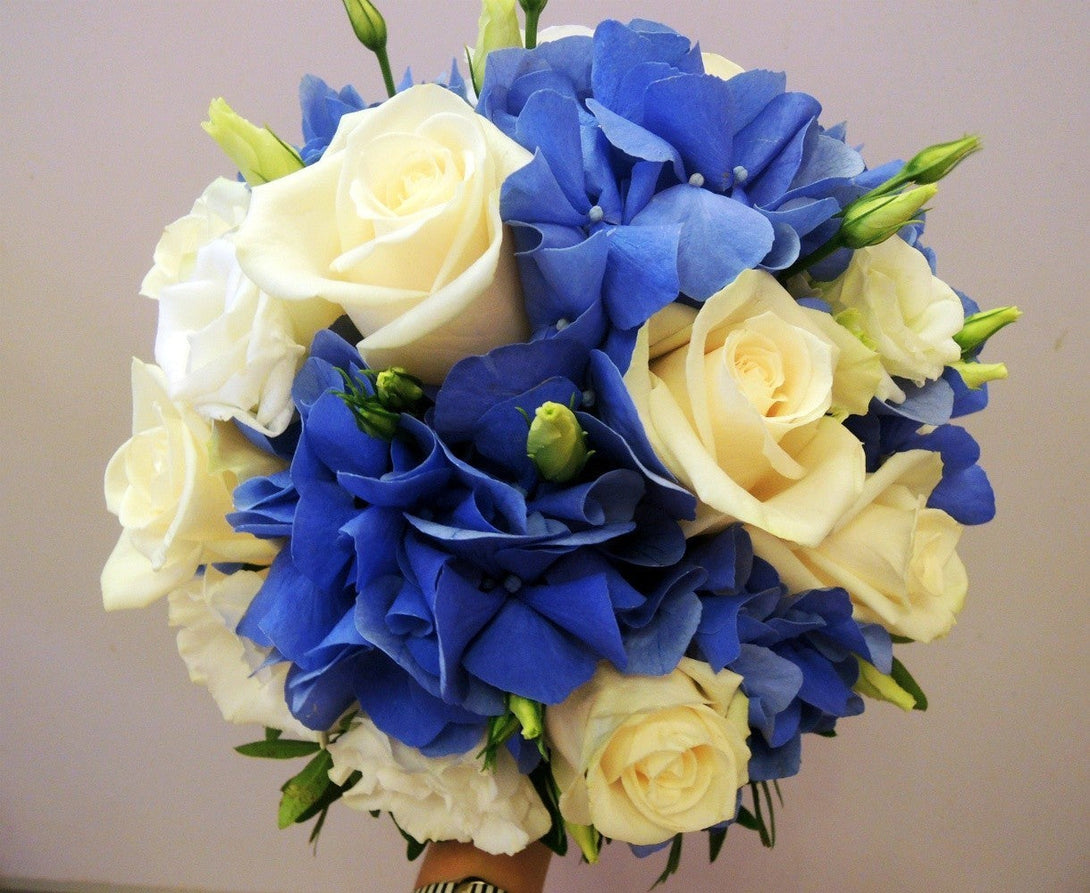 Buchet de mireasa albastru cu hortensie, trandafiri si frezie
