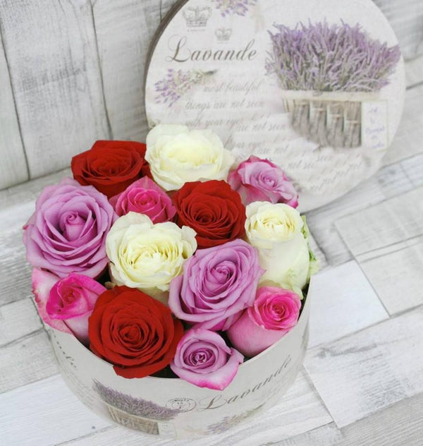 Cutie cu 11 trandafiri colorati, livrare Bucuresti, pret special!
