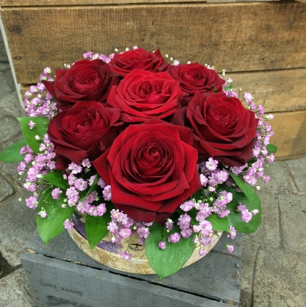 Cutie cu trandafiri rosii si floarea miresei