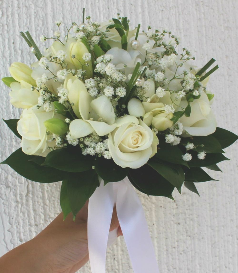 Buchet de mireasa din trandafiri, frezii si minirose