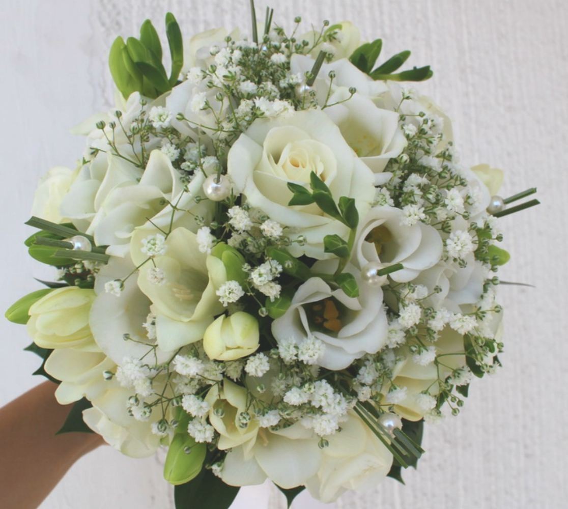 Buchet de mireasa din trandafiri, frezii si minirose