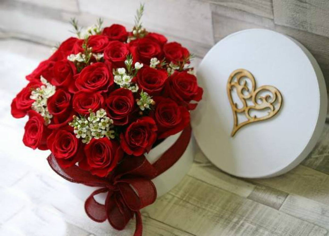 Aranjamente floral in cutie trandafiri rosii 