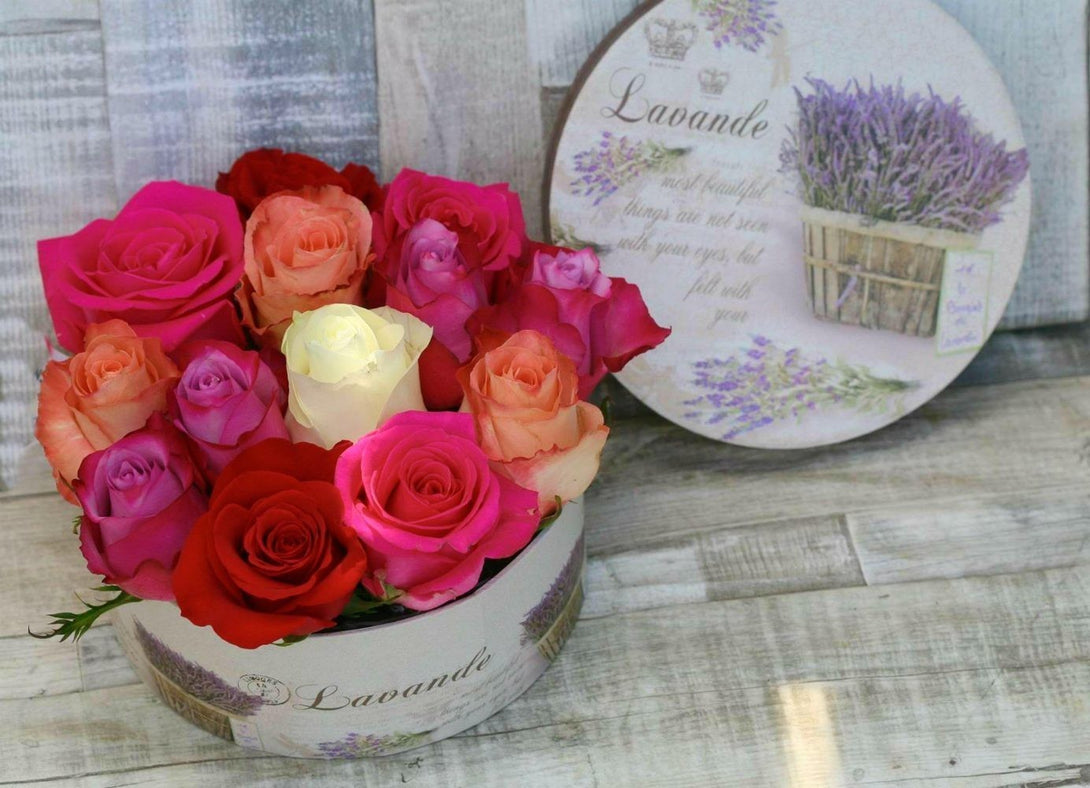Aranjament floral in cutie - mix de trandafiri colorati