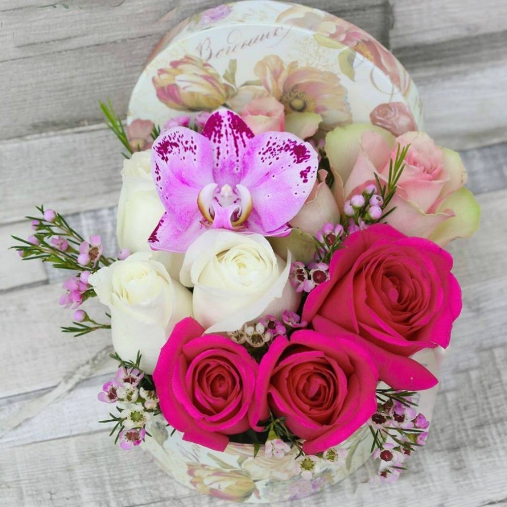 Cutie trandafiri si orhidee phalaenopsis