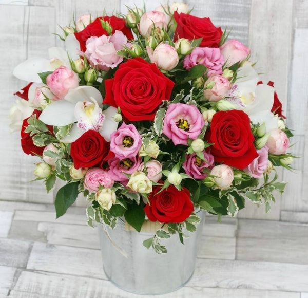 Aranjament floral trandafiri rosii si orhidee imperiala