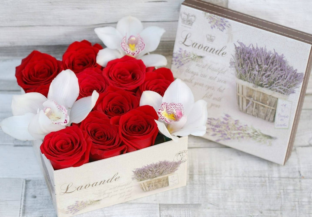 Trandafiri rosii in cutie, disponibil in magazin sau online, pret special.