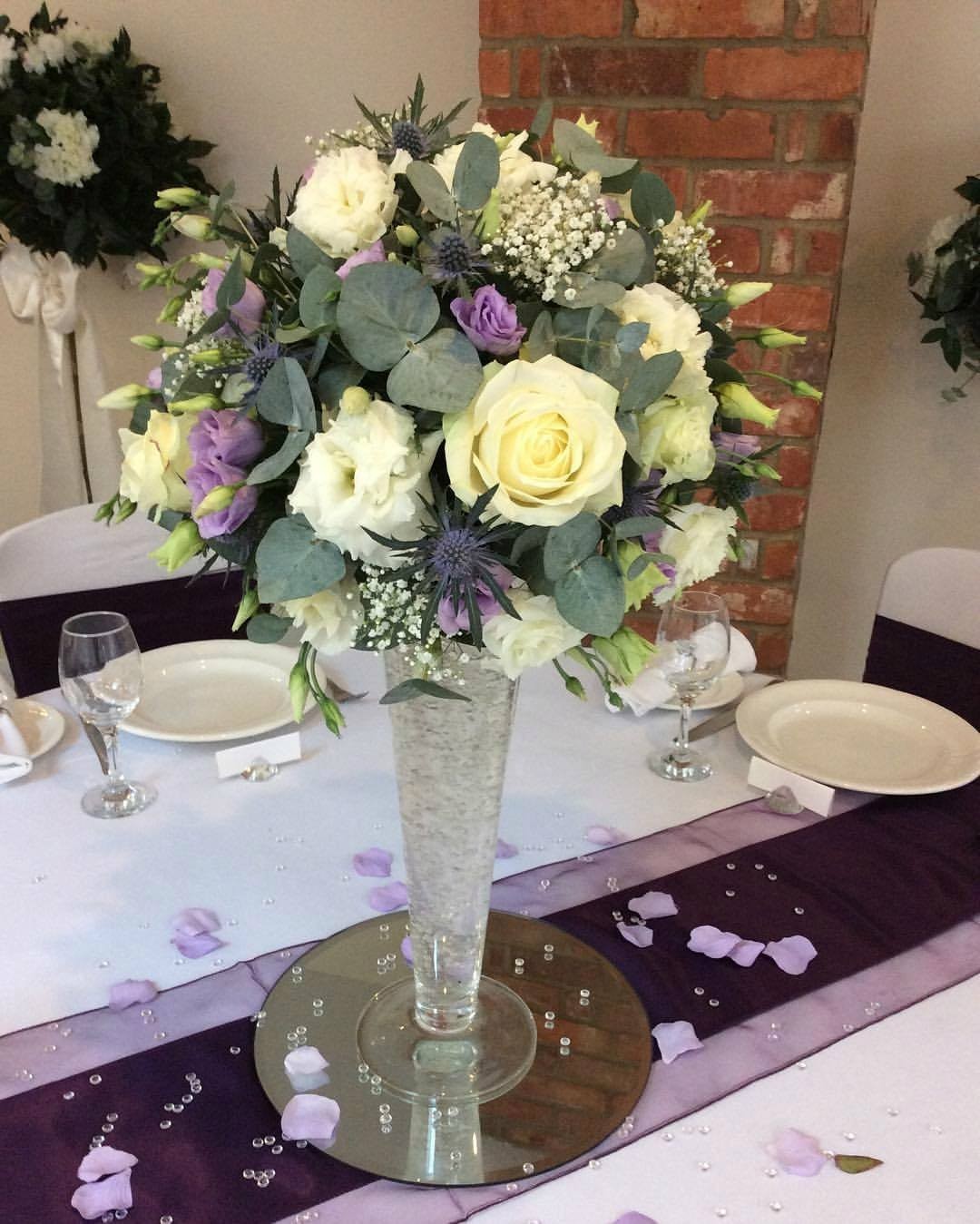 Aranjament masa trandafiri si vanda