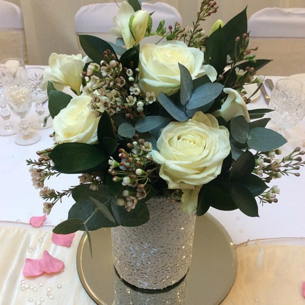 Aranjament masa cu trandafiri, frezii si wax flowers