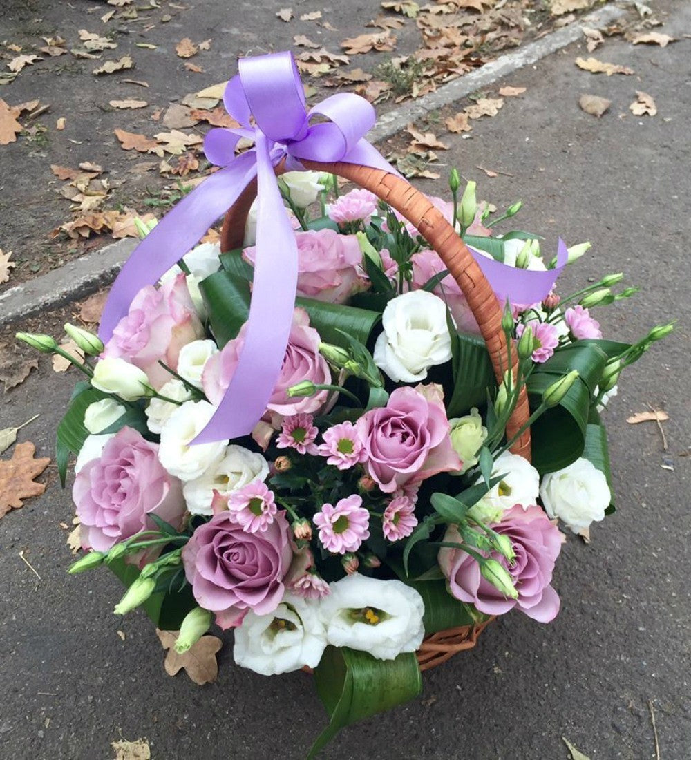 Cos cu lisianthus, trandafiri si margarete