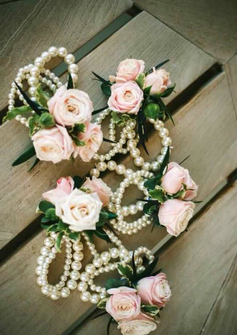 Corsaj cu bratara din perle, realizat din minirose roz si verdeata.