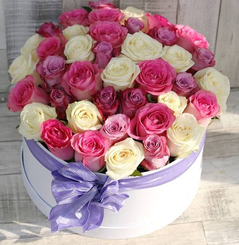 Aranjament trandafiri in cutie - mix de culori