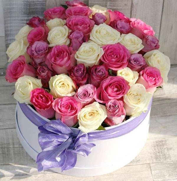 Aranjament trandafiri in cutie - mix de culori