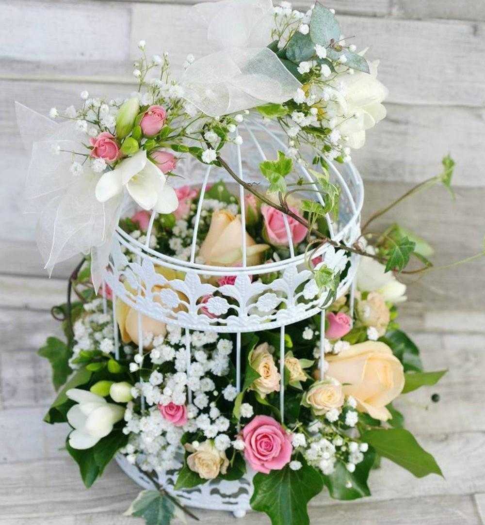 Aranjament floral masa colivie trandafiri, minirose si frezii