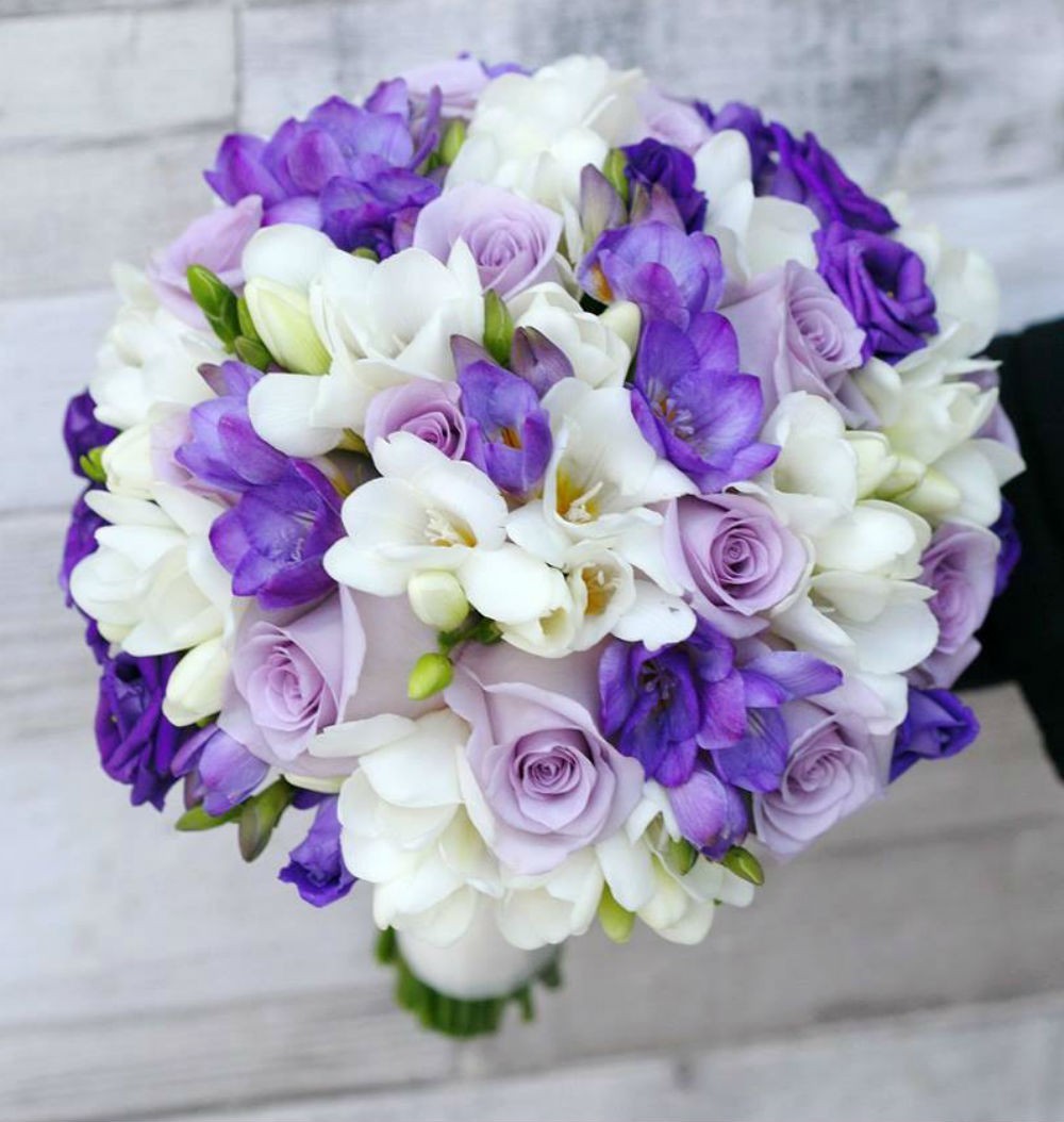 Buchet mireasa trandafiri lila si frezii