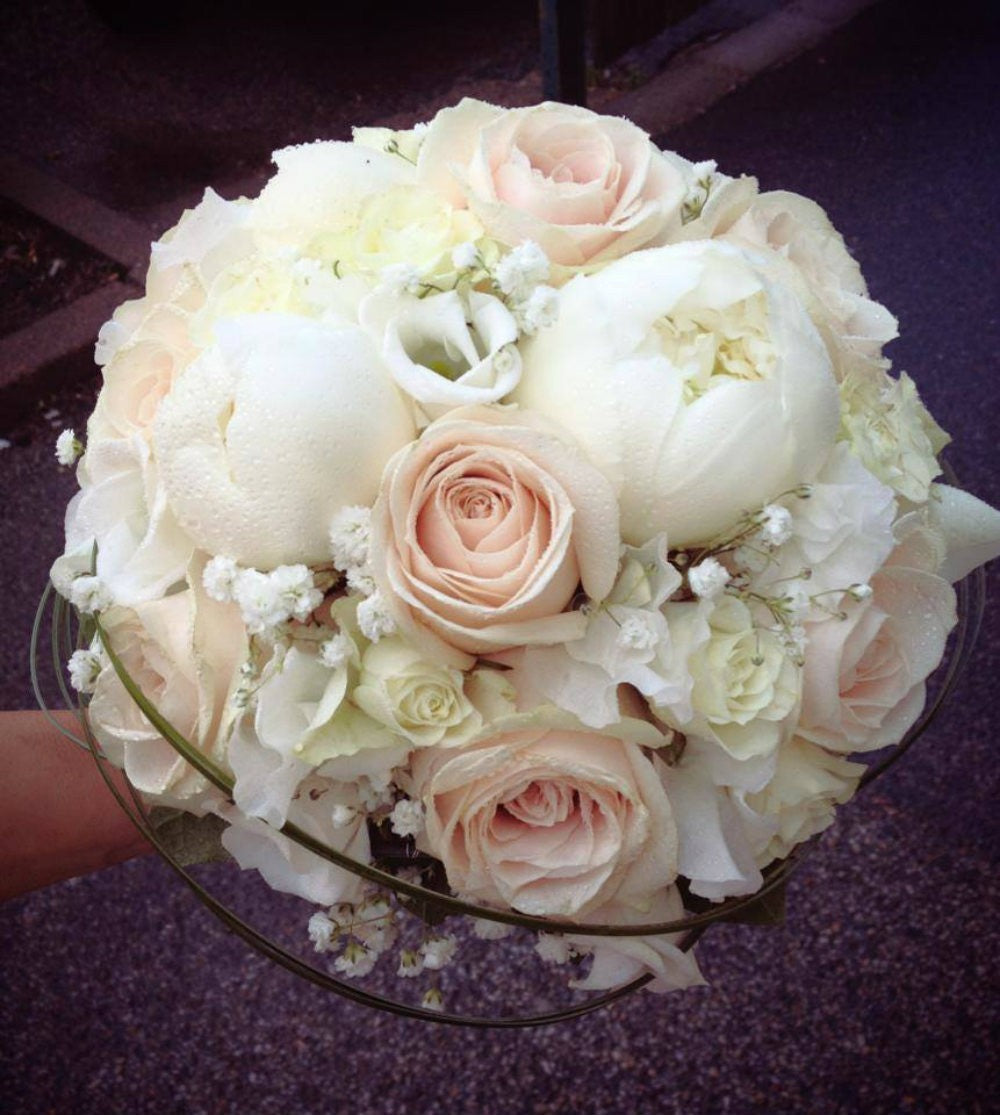 Comanda cele mai frumoase buchete mireasa bujori si trandafiri!