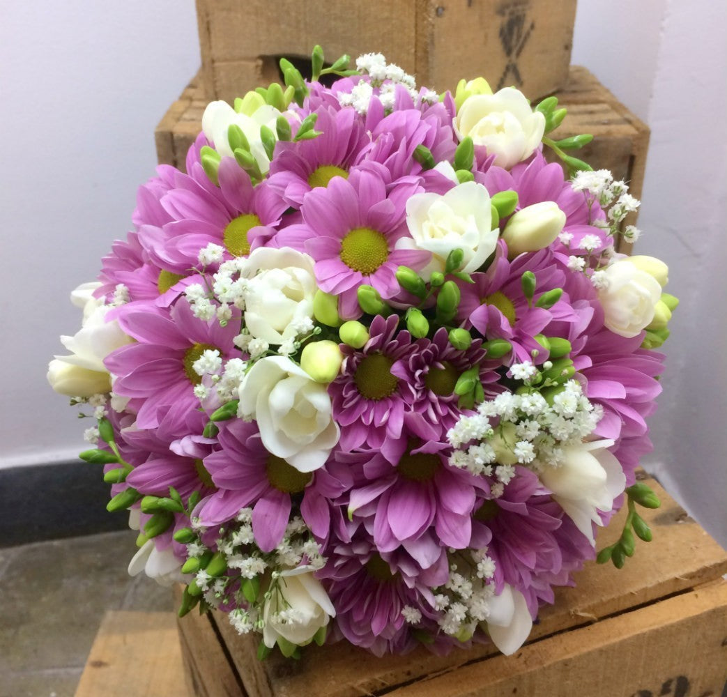 Buchet mireasa cu margarete lila si frezii albe