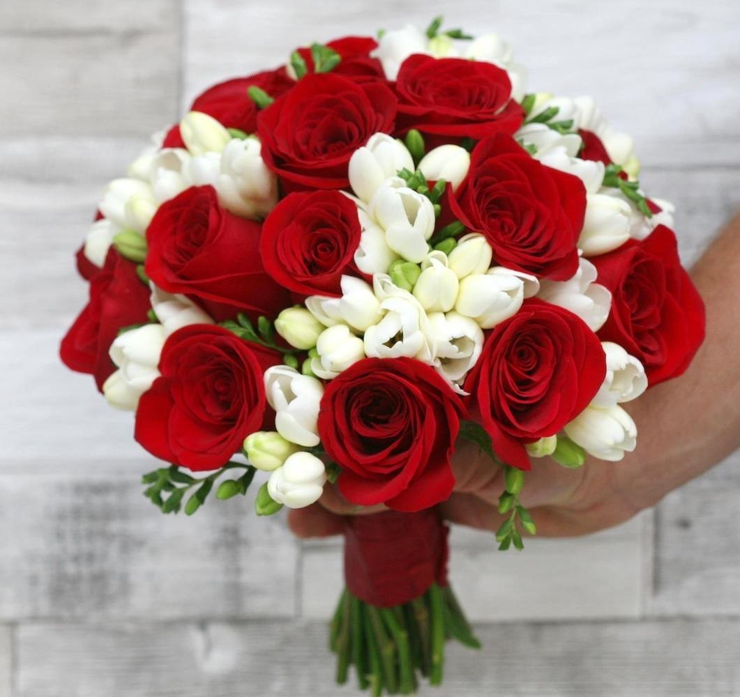 Buchet de mireasa cu trandafiri rosii si frezii albe