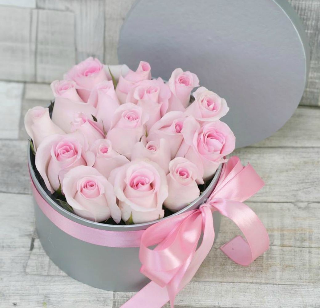 Trandafiri roz cutie rotunda