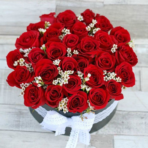 Aranjamente floral in cutie rotunda trandafiri rosii