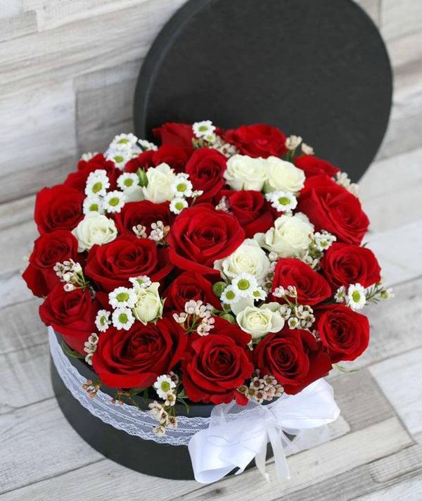 Aranjamente floral in cutie rotunda trandafiri si minirose