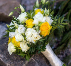 Buchet de nasa trandafiri galbeni si minirose