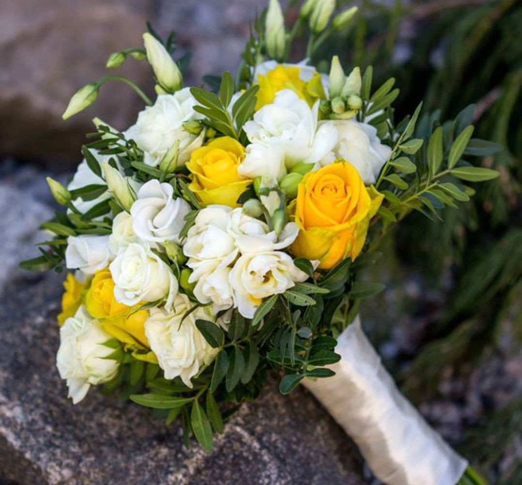 Buchet de nasa trandafiri galbeni si minirose