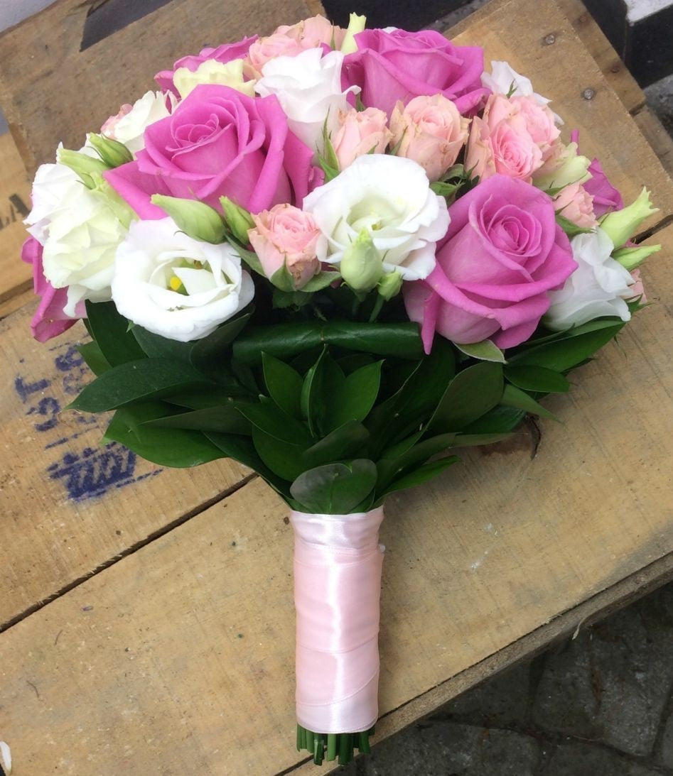 Buchet cununie trandafiri roz si lisianthus cel mai bun pret si livrare!