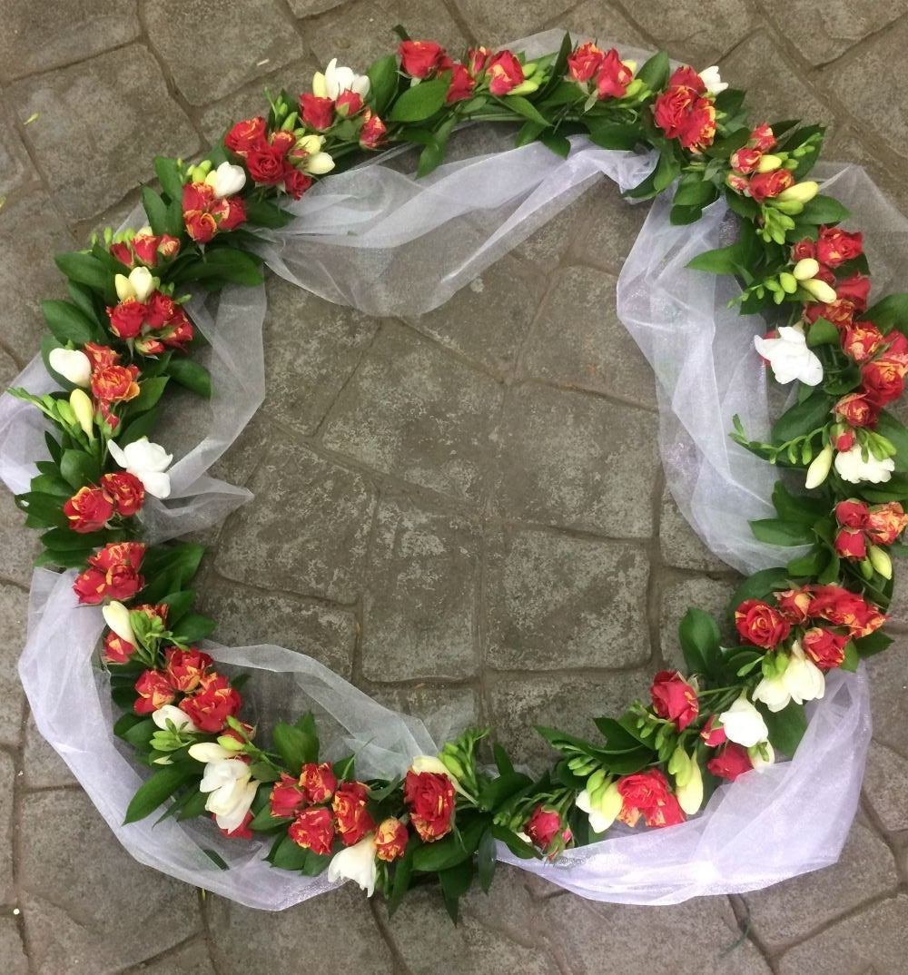 Aranjament de cristelnita cu minirose si frezii