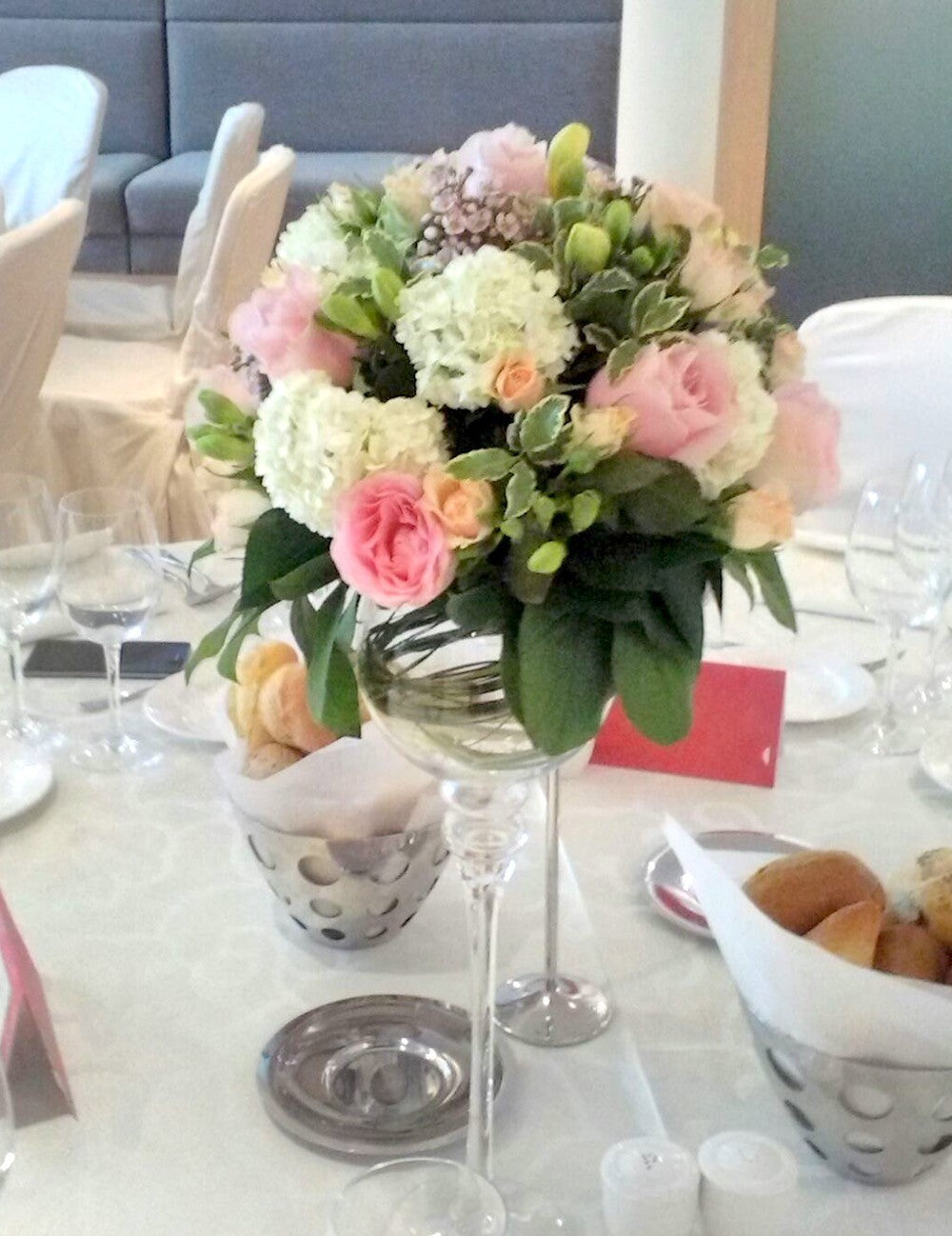 Aranjament masa nunta trandafiri si viburnum