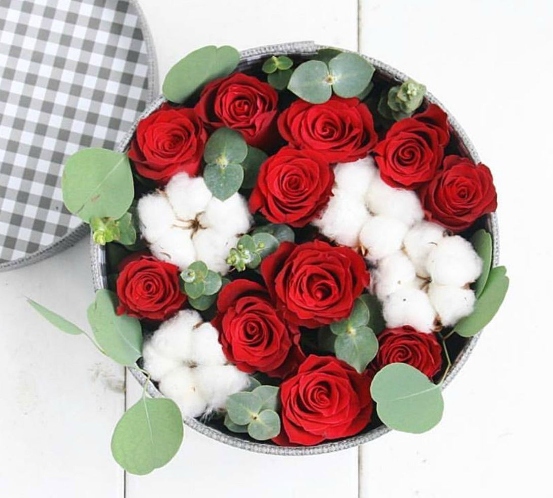 Trandafiri rosii si bumbac in cutie rotunda - un cadou elegant, pret special!