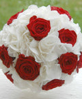 Buchet mireasa hortensie alba si trandafiri rosii