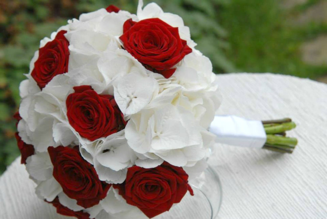 Buchet mireasa hortensie alba si trandafiri rosii
