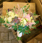 Buchet de mireasa rustic cu suculente, mathiola, trandafiri, veronica si astilbe