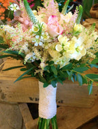 Buchet de mireasa rustic cu suculente, mathiola, trandafiri, veronica si astilbe