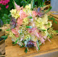 Buchet de mireasa rustic cu suculente, mathiola, trandafiri, veronica si astilbe