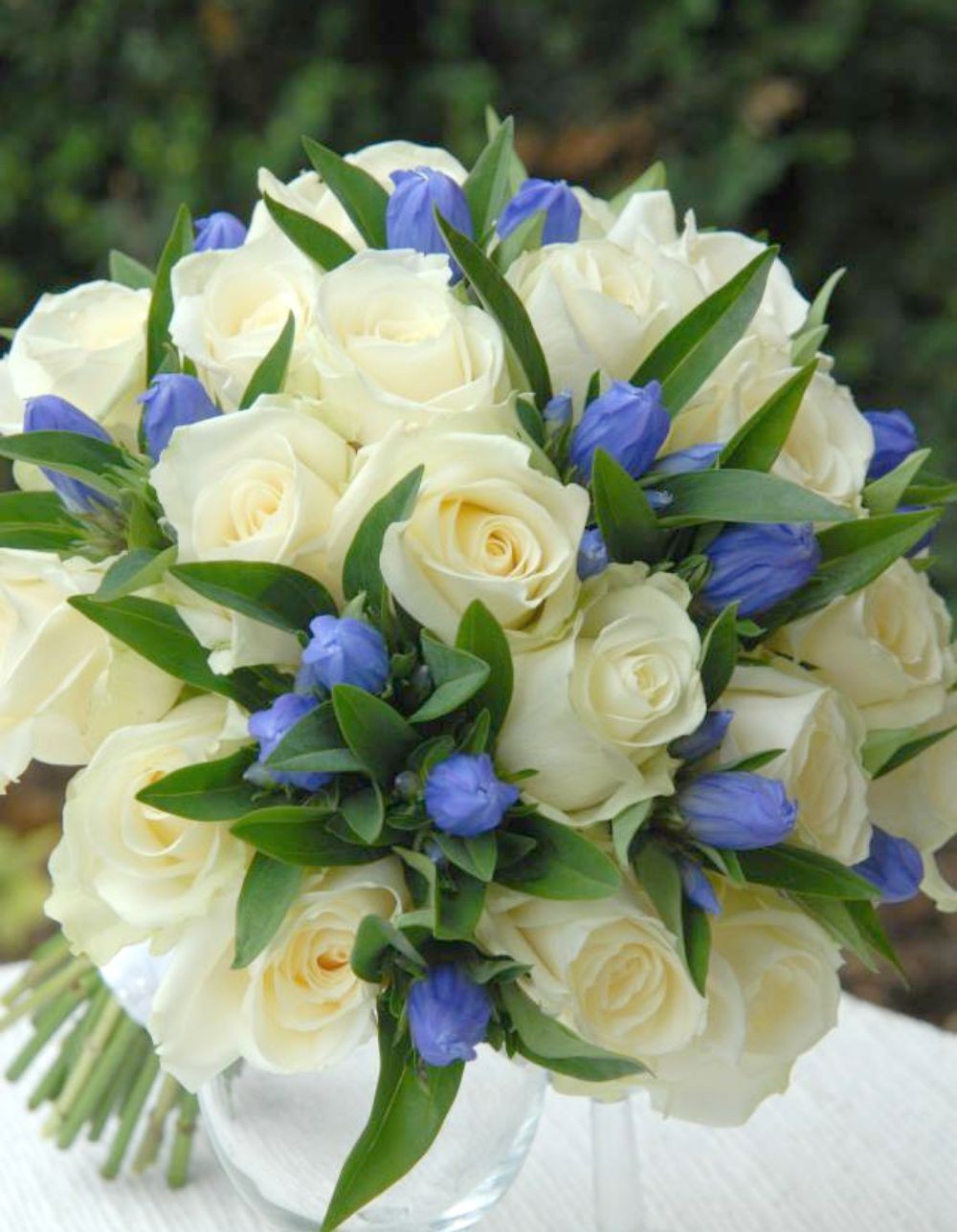 Buchet mireasa gentiana si trandafiri pret imbatabil, livrare in Bucuresti!