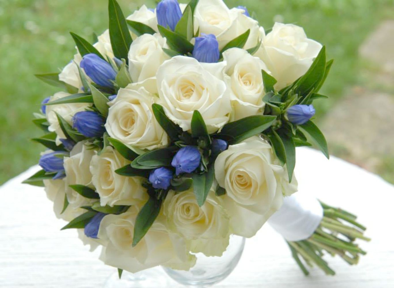 Buchet mireasa gentiana si trandafiri pret imbatabil, livrare in Bucuresti!