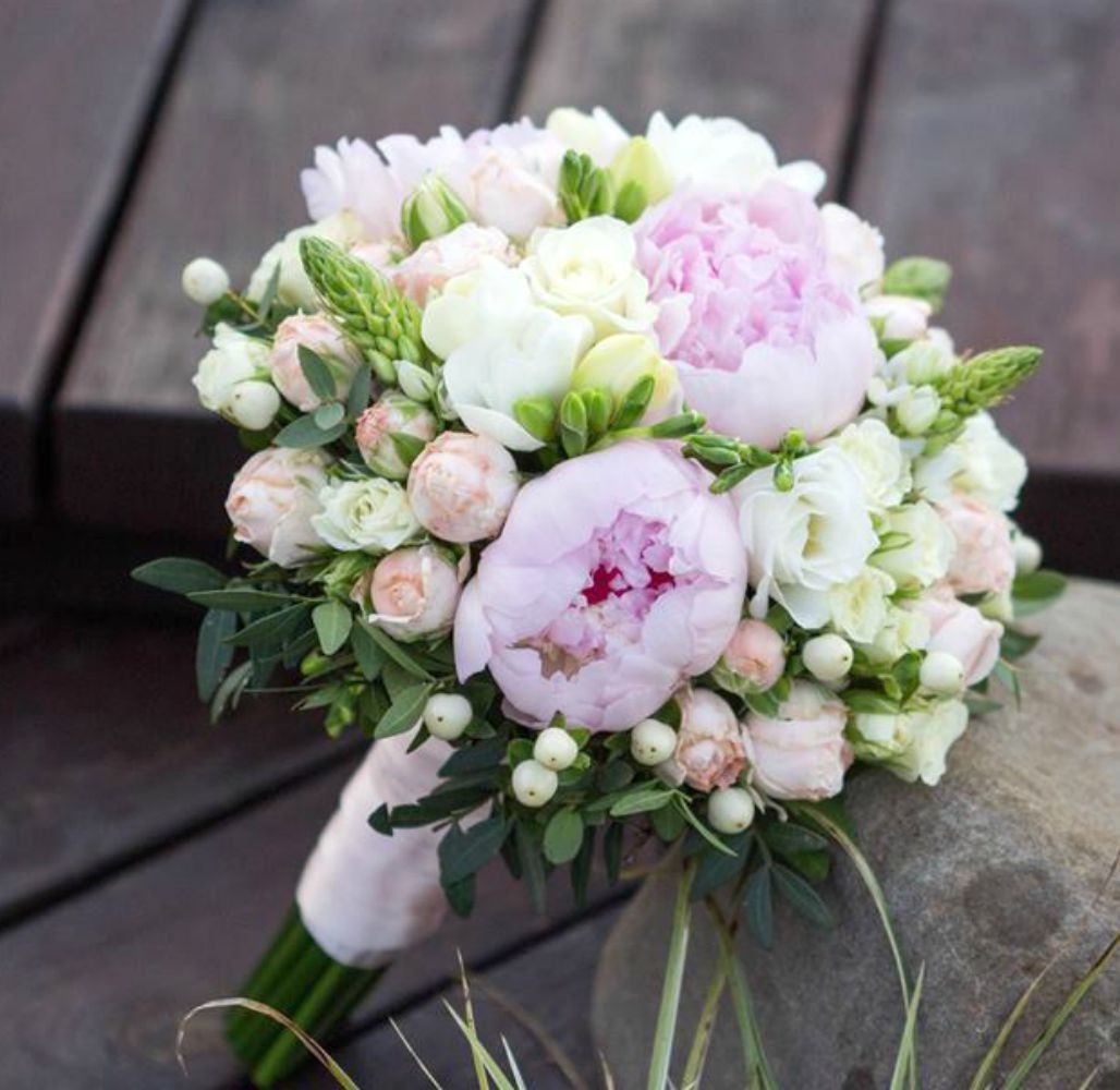 Buchet mireasa bujori si minirose la cel mai bun pret, cu livrare!