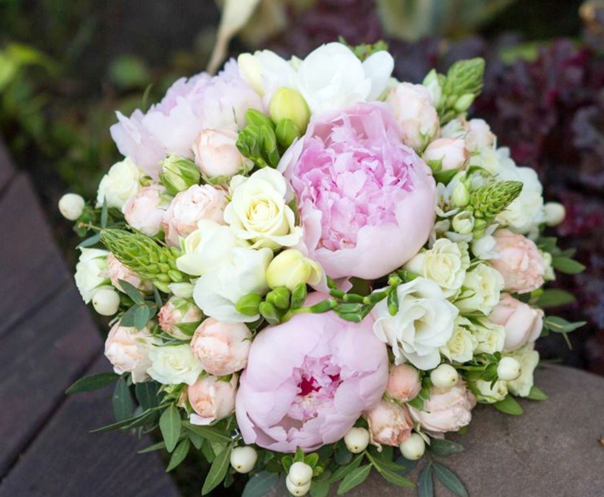 Buchet mireasa bujori si minirose la cel mai bun pret, cu livrare!