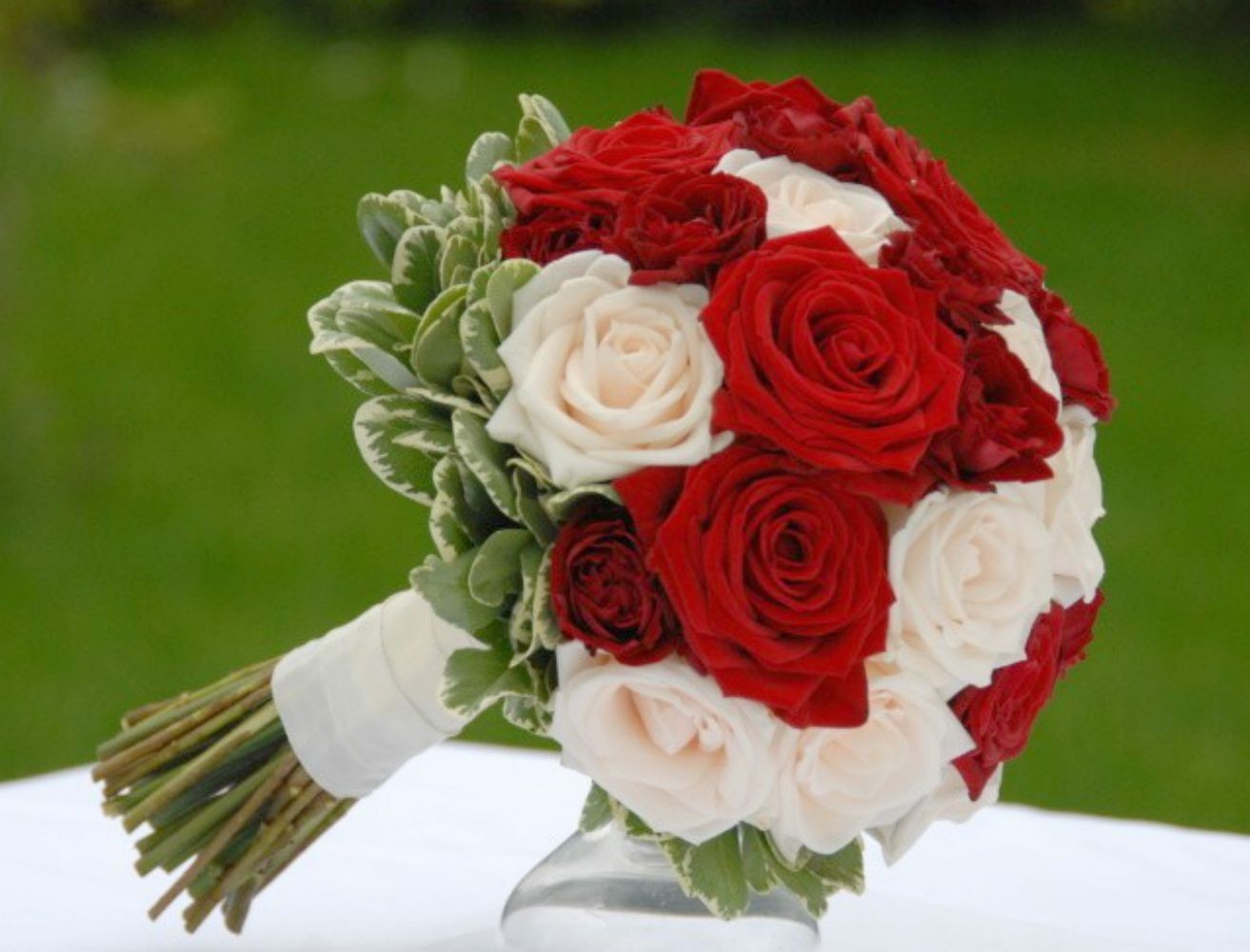 Buchet de mireasa trandafiri rosii si minirose - pret imbatabil, Bucuresti