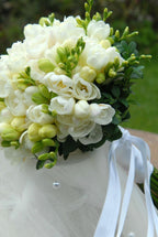 Buchet de mireasa din frezii albe - cel mai bun pret cu livrare Bucuresti!