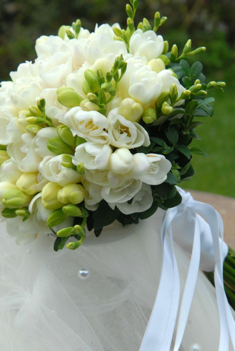 Buchet de mireasa din frezii albe - cel mai bun pret cu livrare Bucuresti!