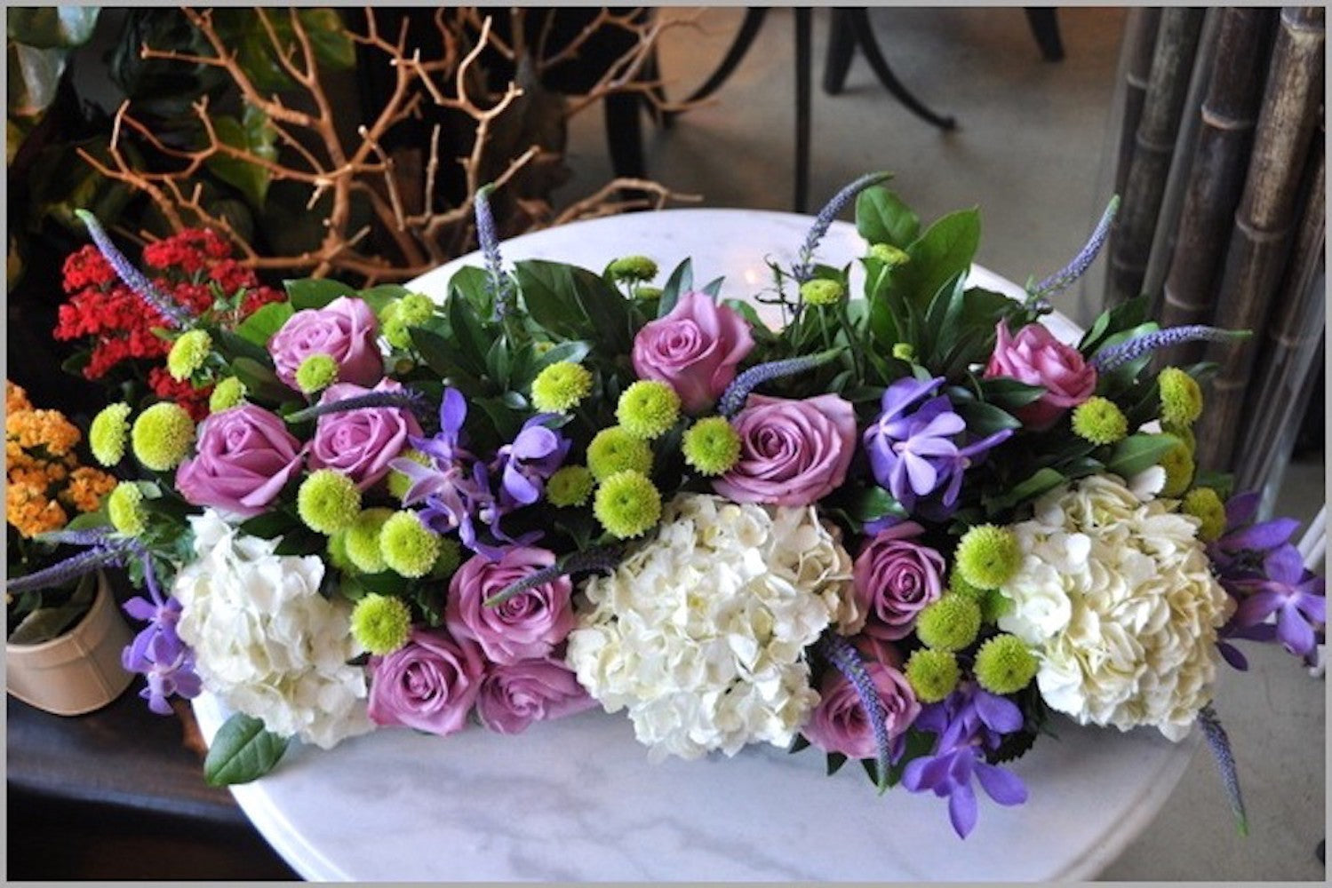 Aranjament de prezidiu din hortensii, veronica, trandafiri, santini si orhidee