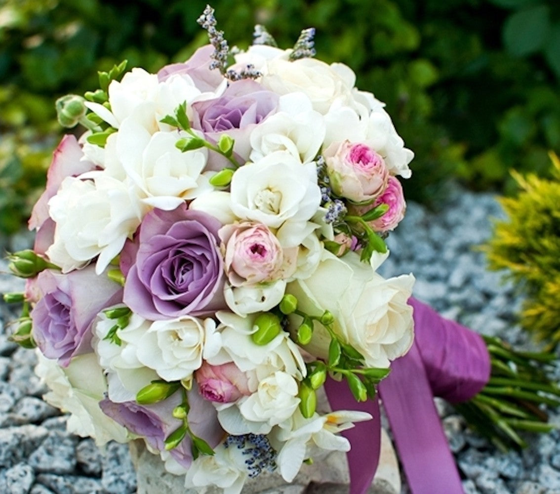 Buchet mireasa special cu trandafiri, frezii si minirose - modele deosebite