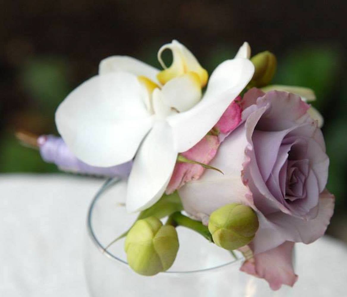 Cocarde mire orhidee Phalaenopsis si trandafiri