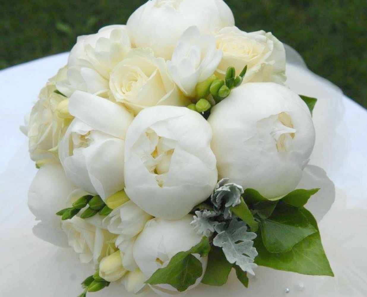 Modele de buchete mireasa bujori si frezii la cele mai bune preturi!