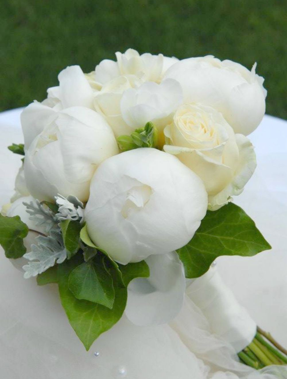 Modele de buchete mireasa bujori si frezii la cele mai bune preturi!