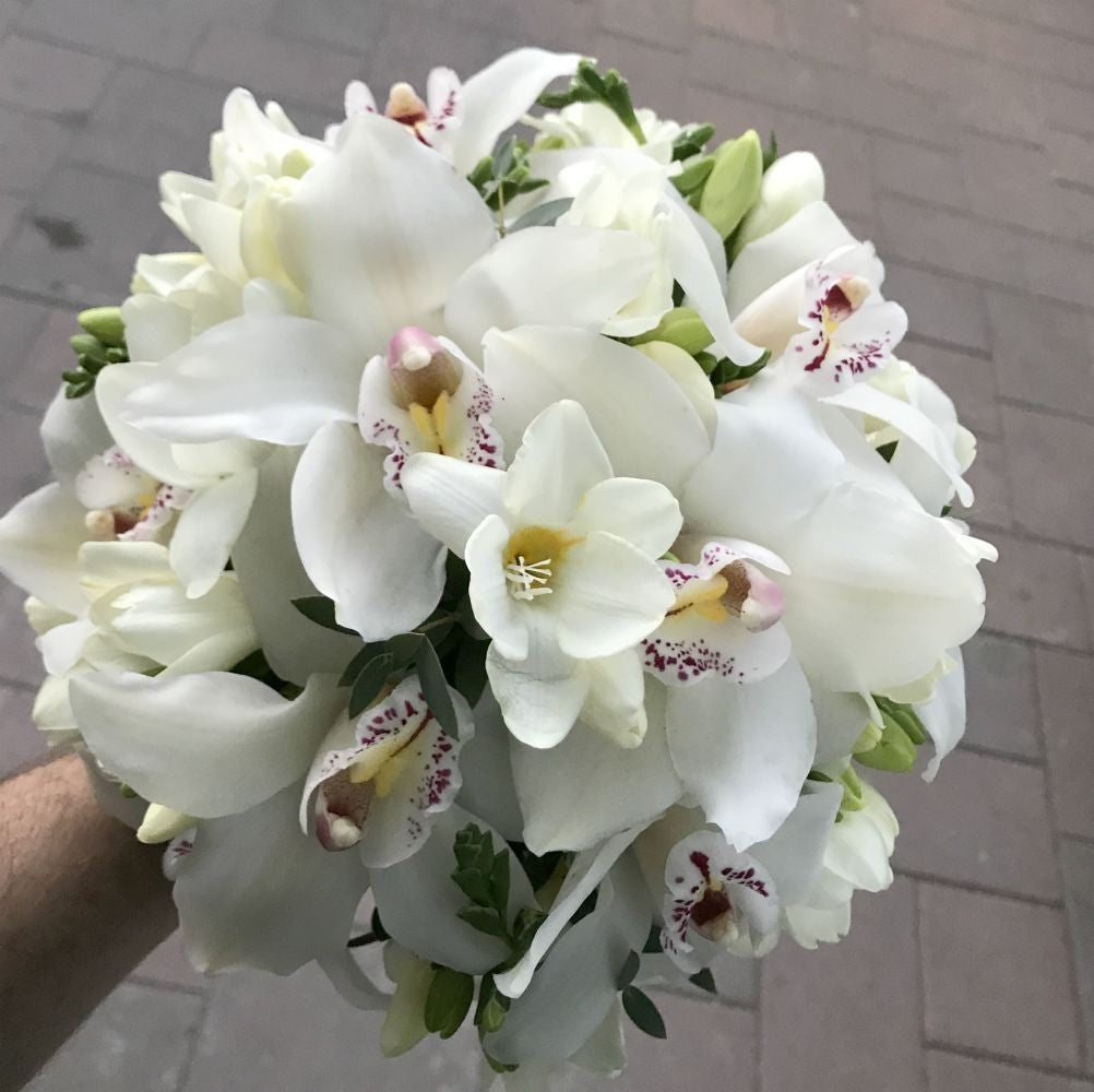 Buchet de mireasa cu orhidee imperiala cymbidium alba si frezii albe